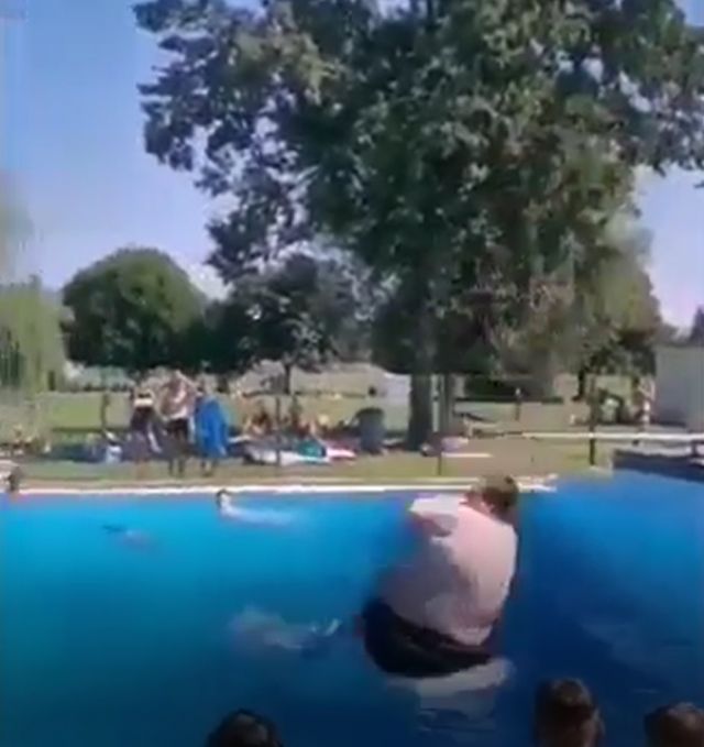 Big man&#039;s jump in the pool